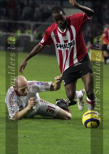 Eindhoven, 1 November 2005
Wedstrijd Champions League seizoen 2005/2006 tussen PSV-AC Milaan, eindstand 1-0
Jaap Stam haalt DaMarcus Beasley
onderuit en krijgt zijn tweede gele kaart (rood ) en kan vertrekken    shirtje trekken
© Foto: Peter Smulders