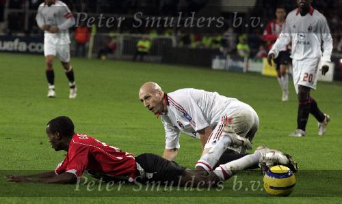 Eindhoven, 1 November 2005
Wedstrijd Champions League seizoen 2005/2006 tussen PSV-AC Milaan, eindstand 1-0
Jaap Stam haal DaMarcus Beasleu
y onderuit en krijgt zijn tweede gelekaar (rood ) en kan vertrekken
© Foto: Peter Smulders