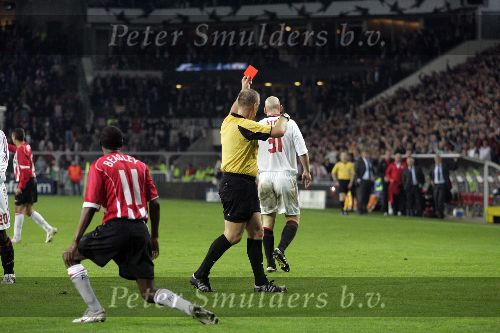 Eindhoven, 1 November 2005
Wedstrijd Champions League seizoen 2005/2006 tussen PSV-AC Milaan, eindstand 1-0
Jaap Stam haalt DaMarcus Beasley
onderuit en krijgt zijn tweede gele kaart (rood ) en kan vertrekken
© Foto: Peter Smulders