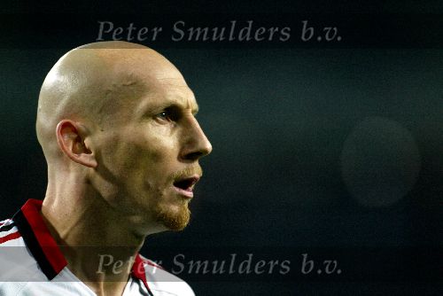 Eindhoven, 1 November 2005
Wedstrijd Champions League seizoen 2005/2006 tussen PSV-AC Milaan, eindstand 1-0
Jaap Stam haalt DaMarcus Beasley
onderuit en krijgt zijn tweede gele kaart (rood ) en kan vertrekken
© Foto: Peter Smulders