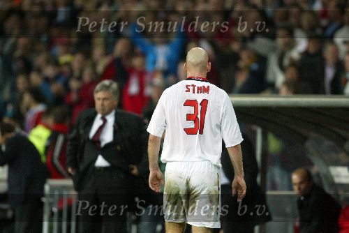 Eindhoven, 1 November 2005
Wedstrijd Champions League seizoen 2005/2006 tussen PSV-AC Milaan, eindstand 1-0
Jaap Stam haalt DaMarcus Beasley
onderuit en krijgt zijn tweede gele kaart (rood ) en kan vertrekken
© Foto: Peter Smulders