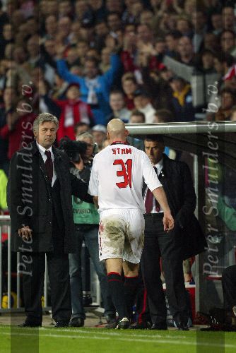 Eindhoven, 1 November 2005
Wedstrijd Champions League seizoen 2005/2006 tussen PSV-AC Milaan, eindstand 1-0
Jaap Stam haalt DaMarcus Beasley
onderuit en krijgt zijn tweede gele kaart (rood ) en kan vertrekken . Trainer Carlo Ancelotti is niet blij
© Foto: Peter Smulders