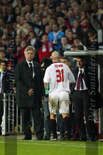 Eindhoven, 1 November 2005
Wedstrijd Champions League seizoen 2005/2006 tussen PSV-AC Milaan, eindstand 1-0
Jaap Stam haalt DaMarcus Beasley
onderuit en krijgt zijn tweede gele kaart (rood ) en kan vertrekken . Trainer Carlo Ancelotti is niet blij
© Foto: Peter Smulders