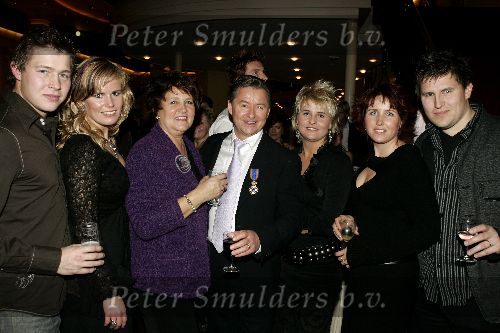 Hilversum14 november 2005
40 jaar BZN in studio 21.
Jan Keizer met vrouw kinderen en aangetrouwde