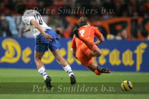 Amsterdam, 12 November 2005
Oefenwedstrijd Nederland-Italie eindstand 1-3
Jan Kromkamp wordt hard van de bal gezet door Alessandro Del Piero
© Foto Bart Bel
