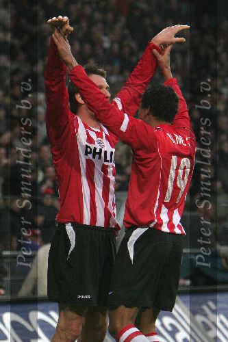 Eindhoven, 27 november 2005 Kompetitiewedstrijd Seizoen 2005/2006
PSV-ADO Den Haag, eindstand 3-0
Jan Vennegoor of Hesselink scoorde twee maal voor PSV en wordt gefeliciteerd door Michael Lamey
© Foto Bart Bel