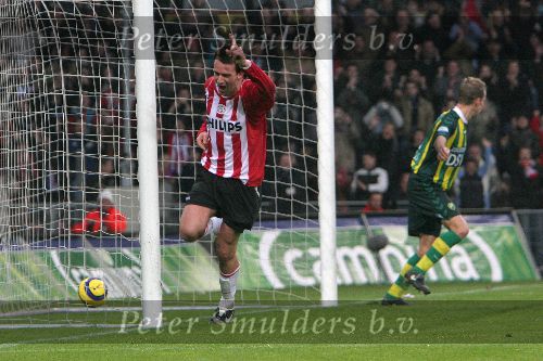 Eindhoven, 27 november 2005 Kompetitiewedstrijd Seizoen 2005/2006
PSV-ADO Den Haag, eindstand 3-0
Jan Vennegoor of Hesselink scoorde twee maal voor PSV
© Foto Bart Bel