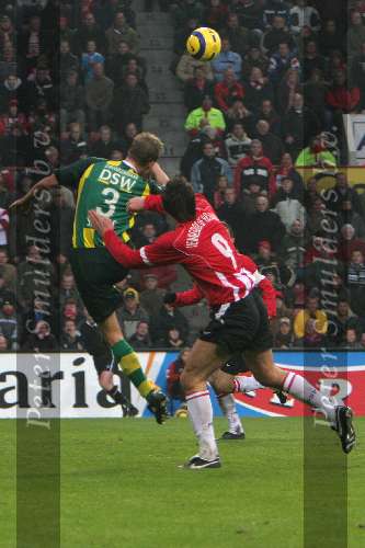 Eindhoven, 27 november 2005 Kompetitiewedstrijd Seizoen 2005/2006 
PSV-ADO Den Haag, eindstand 3-0 
Jan Vennegoor of Hesselink in kopduel
© Foto Bart Bel