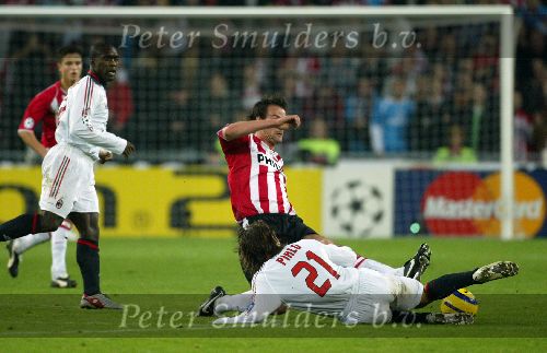 Eindhoven, 1 November 2005
Wedstrijd Champions League seizoen 2005/2006 tussen PSV-AC Milaan, eindstand 1-0
Jan Vennegoor of Hesselink in duel met Andrea Pirlo
© Foto: Peter Smulders