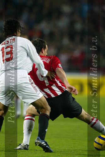 Eindhoven, 1 November 2005
Wedstrijd Champions League seizoen 2005/2006 tussen PSV-AC Milaan, eindstand 1-0
Jan Vennegoor of Hesselink schermt de bal af van Alessandro Nesta
© Foto: Peter Smulders
