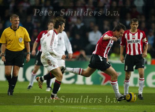 Eindhoven, 1 November 2005
Wedstrijd Champions League seizoen 2005/2006 tussen PSV-AC Milaan, eindstand 1-0
Jan Vennegoor of Hesselink in duel met Marek Jankulovski
© Foto: Peter Smulders