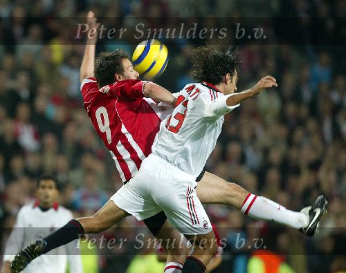 Eindhoven, 1 November 2005
Wedstrijd Champions League seizoen 2005/2006 tussen PSV-AC Milaan, eindstand 1-0
Jan Vennegoor of Hesselink in een luchtduel met Alessandro Nesta
© Foto: Peter Smulders