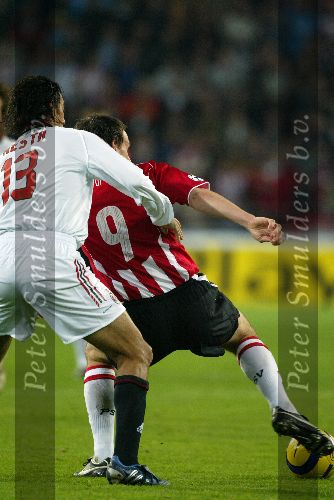 Eindhoven, 1 November 2005
Wedstrijd Champions League seizoen 2005/2006 tussen PSV-AC Milaan, eindstand 1-0
Jan Vennegoor of Hesselink schermt de bal af van Alessandro Nesta
© Foto: Peter Smulders