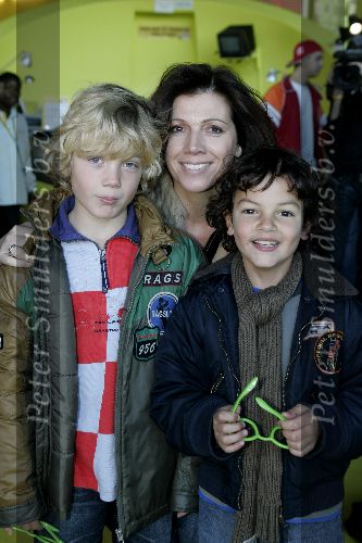 Amsterdam 16 november 2005
Premiere Chicken Little in Pathe arena.
Janke Dekker met zoon (l)