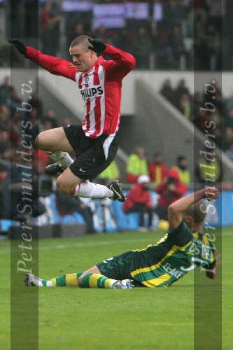Eindhoven, 27 november 2005 Kompetitiewedstrijd Seizoen 2005/2006 
PSV-ADO Den Haag, eindstand 3-0 
Jason Culina ontwijkt uitbundig een tackle
© Foto Bart Bel