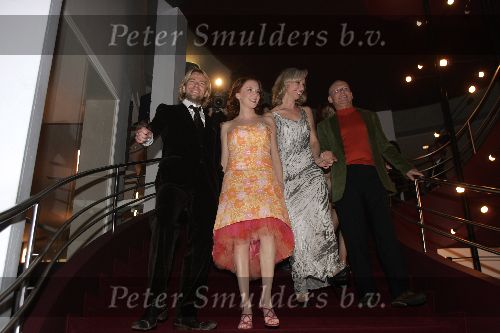 Tilburg, 20 November 2005
Premiere Turks Fruit in Stadsschouwburg Tilburg
Jelka v Houten met Antonie Kamerling, Sjoerd Pleijsier en Ellen Evers dalen de trap af na afloop.
.