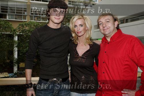 Hilversum 22 november 2005
Presentatie Grease en Doe Maar door V en V produkties.
 Jim Bakkum met petje Jon v Eerd en Daphne Deckers