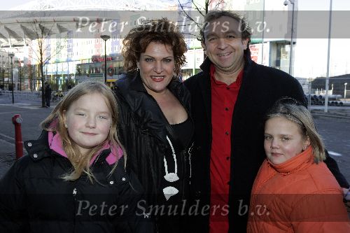Amsterdam 16 november 2005
Premiere Chicken Little in Pathe arena.
Marjolein Touw met dochters en Jon v Eerd