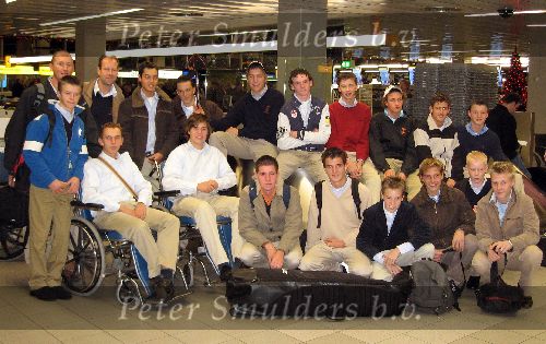 Schiphol, 17 November 2005
Vertrek voor trainingssatge 4 dagen naar Allicante ( spanje ) Golf
gedeelte Oranje en een groot gedeelte Jong Oranje met o.a. achterste rij staande v.l.n.r.: Joos Steenkamer ( Trainer/coach), John vingoe (Trainer coach ), David v d Dungen, Dylan boshart,Floris de Vries, Tim Sluiter, Bernhard Geelkerken, Jules de Vries, Darius v Driel, Jelle Zaanen. Staande met blauw vest, Daan Huizing, in rolstoel Joost Luiten, Floris de Haas, Richard kind, Alexander Hemmes, Junior Smulders, Rick Huisman, Willem vork & Kevin Reints