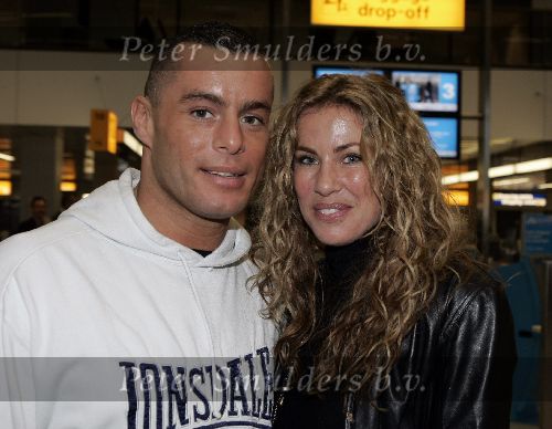 Schiphol 2 november 2005
Jorinde Moll met haar nieuwe vriend die als freefighter over heel de wereld reist voor zijn sport