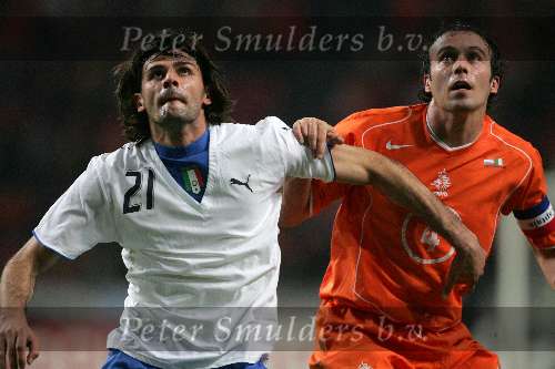 Amsterdam, 12 November 2005
Oefenwedstrijd Nederland-Italie eindstand 1-3
Joris Mathijsen wacht geconcentreerd de hoge bal af
© Foto Bart Bel