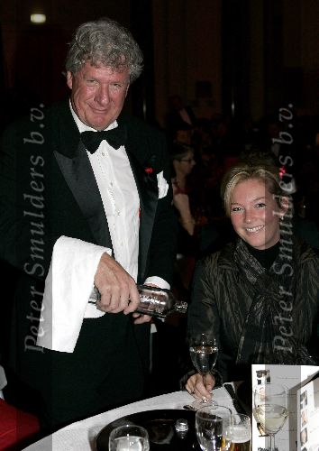 Arnhem 26 november 2005
Gala Ronnie Tober foundation.
Willibrord Frequin als ober bij karin v Kempen