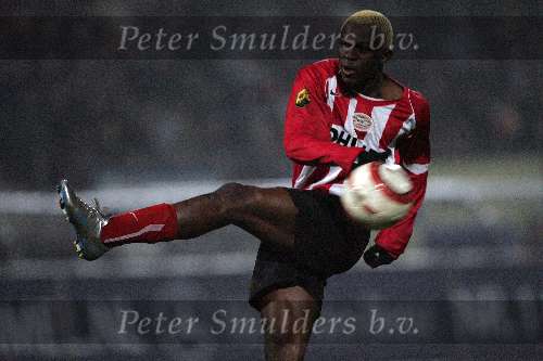 Waalwijk, 19 November 2005
Kompetitiewedstrijd seizoen 2005/2006
RKC-PSV eindstand 4-4
Het schot van Arouna Kone wordt geblokt