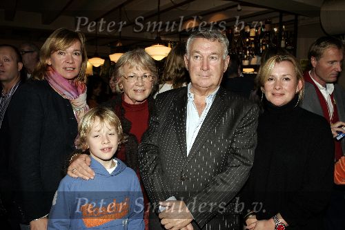 Amsterdam 7 november 2005
Presentatie boek van Agnes v Oeveren .
Koos Postuma met vrouw en dochters en kleinkinderen