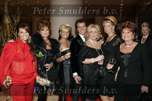 Amsterdam 28 november 2005
Beau Monde awards in het hilton.
Leontine Borsato en Leco v Zadelhoff Estelle Gullit Carolien Tensen Yvonne Brandsteder Christine Kroonenberg en Monique Collignon