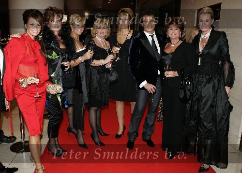 Amsterdam 28 november 2005
Beau Monde awards in het hilton.
Leco v Zadelhoff met leontine Borsato Carolien tensen Estelle Gullit en Christine Kroonenberg en Monique Collignon