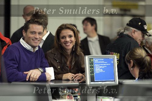 Schiphol 2 november 2005
Leontien v Moorsel met haar man Michael Zijlaard op schiphol. Ze gingen naar New York voor de marathon