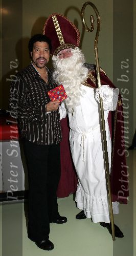 Amsterdam 27 november 2005
Guido den Aantrekker als sinterklaas met Lionel Ritchie