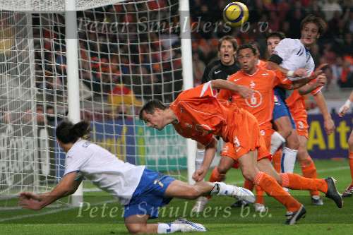 Amsterdam, 12 November 2005
Oefenwedstrijd Nederland-Italie eindstand 1-3
 Mauro German Camoranesi kopt op doel
© Foto Bart Bel