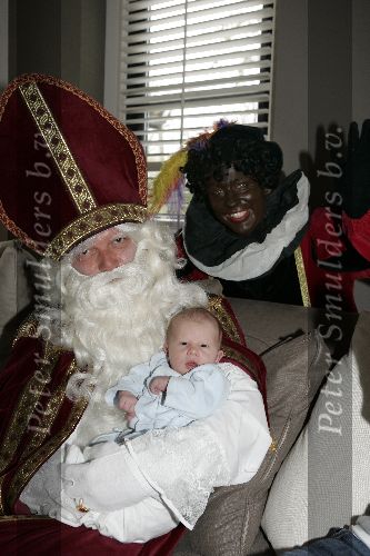 Nigtevecht 27 november 2005
Guido den Aantrekker als sinterklaas en Matthijs Albers als zwart piet op bezoek bij kinderen van Bn ers.
Anouk Smulders met haar zoontje Max