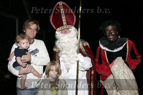 Den Hoog 27 november 2005
Guido den Aantrekker als sinterklaas en Matthijs Albers als zwart piet op bezoek bij kinderen van Bn ers.
Merlijn  kamerling.