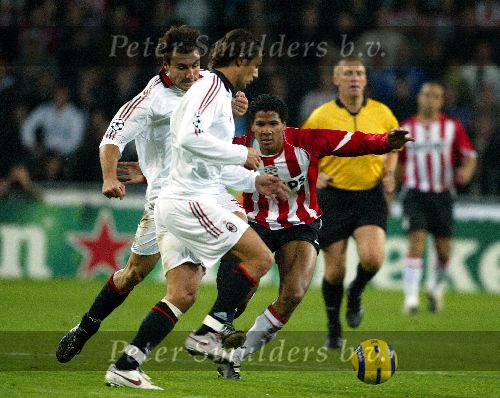 Eindhoven, 1 November 2005
Wedstrijd Champions League seizoen 2005/2006 tussen PSV-AC Milaan, eindstand 1-0
Michael Lamey in duel met Paolo Maldini
© Foto: Peter Smulders