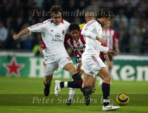 Eindhoven, 1 November 2005
Wedstrijd Champions League seizoen 2005/2006 tussen PSV-AC Milaan, eindstand 1-0
Michael Lamey in duel met Paolo Maldini
© Foto: Peter Smulders