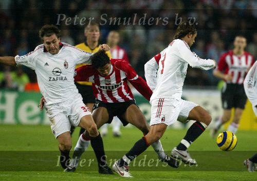 Eindhoven, 1 November 2005
Wedstrijd Champions League seizoen 2005/2006 tussen PSV-AC Milaan, eindstand 1-0
Michael Lamey in duel met Paolo Maldini
© Foto: Peter Smulders