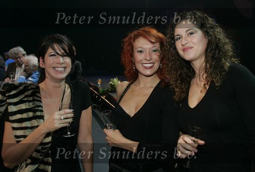 Tilburg, 20 November 2005
Premiere Turks Fruit in Stadsschouwburg Tilburg
Isa Hoes met Natalie Edwardes & Stephanie Asscher