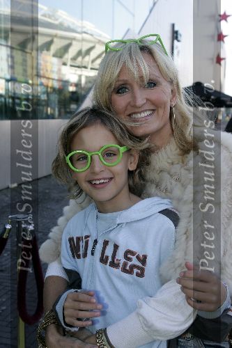 Amsterdam 16 november 2005
Premiere Chicken Little in Pathe arena.
Natasja Froger met zoon