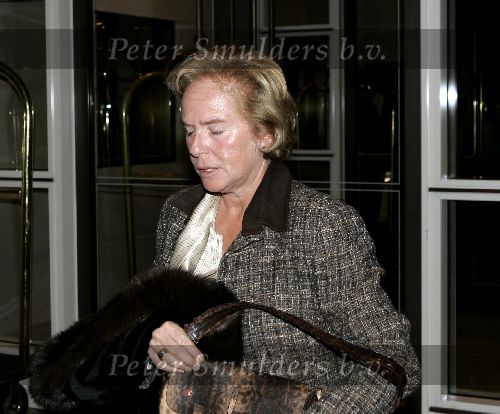 Amsterdam 28 november 2005
Beau Monde awards in het hilton.
Nina Brink verlaat Hilton