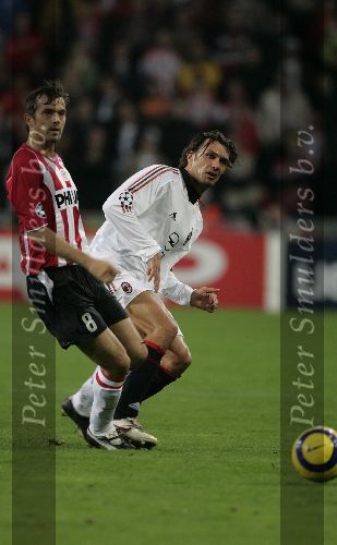 Eindhoven, 1 November 2005
Wedstrijd Champions League seizoen 2005/2006 tussen PSV-AC Milaan, eindstand 1-0
Paolo Maldini in duel met Phillip Cocu
© Foto: Peter Smulders