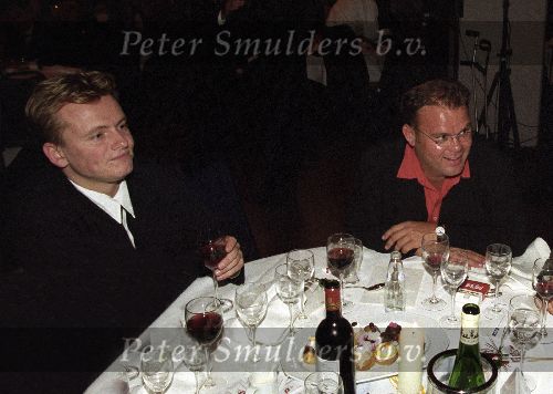 Paul de Leeuw met links van hem zijn nieuwe vriend 
1996