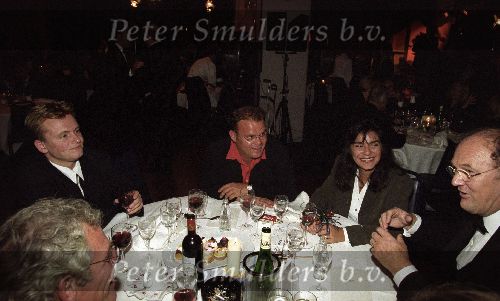Paul de Leeuw met links van hem zijn nieuwe vriend in gesprek met Joop v d Ende
1996