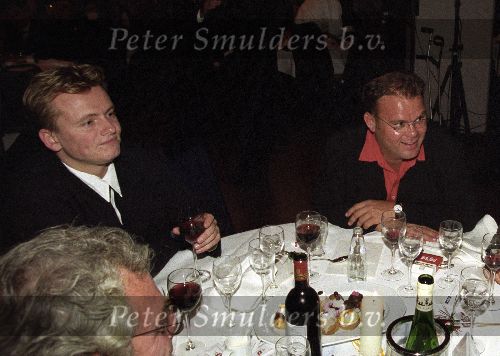 Paul de Leeuw met links van hem zijn nieuwe vriend in gesprek met Joop v d Ende
1996