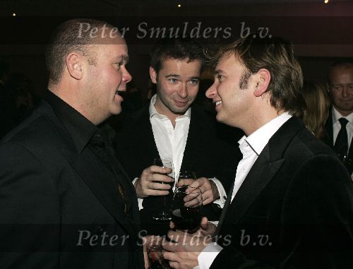 Amsterdam 28 november 2005
Beau Monde awards in het hilton.
Paul de Leeuw met Peter v d Vorst en vriend