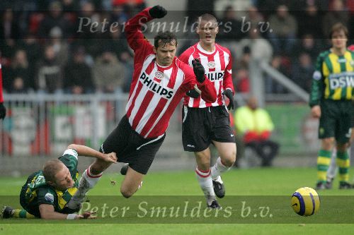 Eindhoven, 27 november 2005 Kompetitiewedstrijd Seizoen 2005/2006
PSV-ADO Den Haag, eindstand 3-0
Tommie v d Leegte haalt Phillip Cocu neer
© Foto Bart Bel