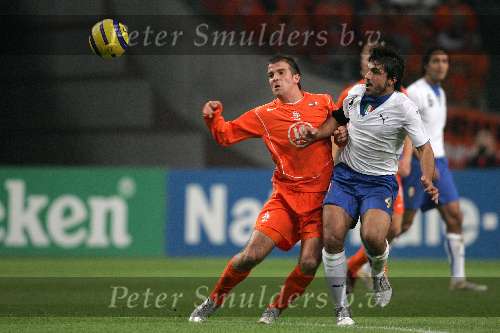 Amsterdam, 12 November 2005
Oefenwedstrijd Nederland-Italie eindstand 1-3
Rafael van der Vaart in duel met Gennaro Ivan Gattuso
© Foto Bart Bel