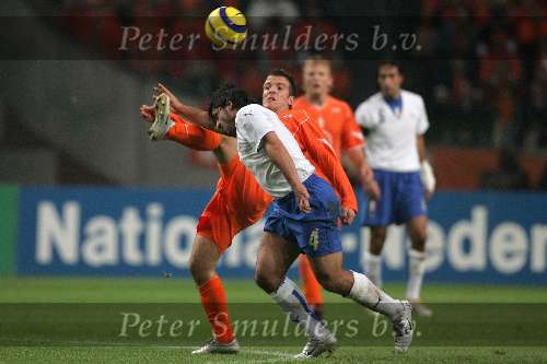 Amsterdam, 12 November 2005
Oefenwedstrijd Nederland-Italie eindstand 1-3
Rafael van der Vaart schiet de bal weg voor het hoofd van Gennaro Ivan Gattuso
© Foto Bart Bel