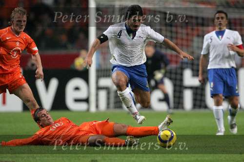 Amsterdam, 12 November 2005
Oefenwedstrijd Nederland-Italie eindstand 1-3
Rafael van der Vaart in duel met Gennaro Ivan Gattuso
© Foto Bart Bel